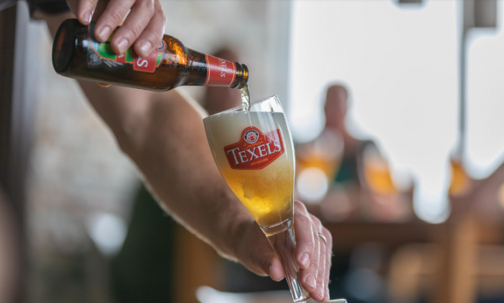 Inschenken van een flesje Texels Overzee IPA in een origineel Texels bierglas